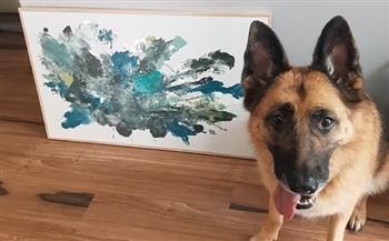 لوحة فنية تثير إعجاب الجميع رسمها كلب وأهداها لصاحبته.. صور