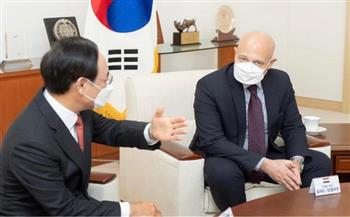 سفير مصر بكوريا الجنوبية يبحث مع «هيونداي روتم» فرص الاستثمار بـ«اقتصادية قناة السويس»