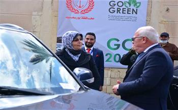 محافظ بورسعيد يسلم أول دفعة من مبادرة "إحلال السيارات" لـ24 مواطنًا