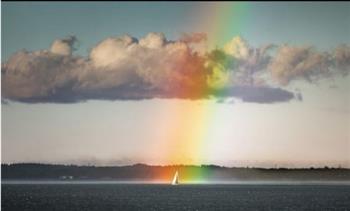 صورة مذهلة لـ قارب يختطف الضوء  أمام ساحل جزيرة وايت |شاهد 