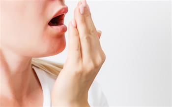  بينها الجفاف والجيوب الأنفية.. 6 أسباب لرائحة الفم الكريهة