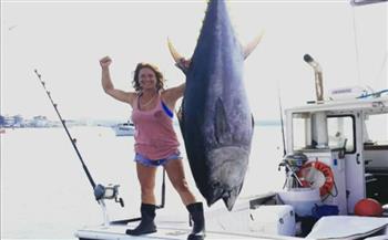 شاهد.. امرأة تدخل في معركة شرسة مع سمكة تونة وزنها 800 طن وتقهرها