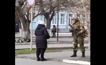 حتى تتفتح عند وفاته.. أوكرانية تواجه جندي روسي وتعطيه بذور عباد الشمس (فيديو)
