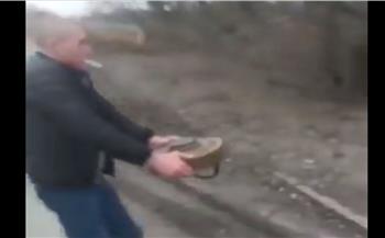 أوكراني ينزع لغمًا أرضيًا بيديه العاريتين بطريقة مثيرة (فيديو)