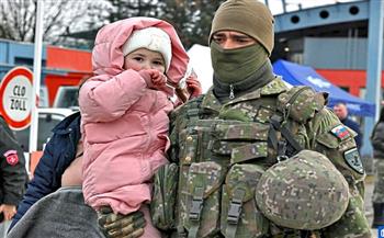 طفلة 6 سنوات وأمّ باكية .. صور مأساوية لـ حرب روسيا في أوكرانيا |شاهد