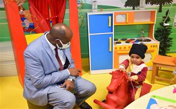 مسؤول سوداني يشيد بالتجهيزات الطبية في مستشفى الأطفال لعلاج الأورام بالأقصر
