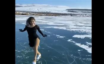 مسرح فني.. فتاة تركية ترقص على الجليد (فيديو)