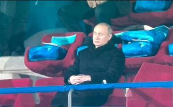 شاهد.. بوتين يغفو أثناء حفل افتتاح دورة الألعاب الشتوية ببكين