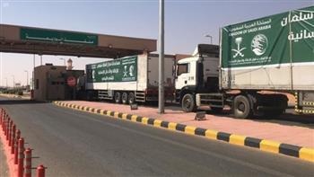 الرياض: 16 شاحنة محملة بمساعدات سعودية تدخل اليمن