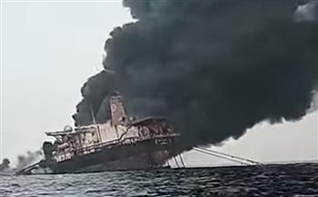 جحيم في الماء.. غرق سفينة نفط عملاقة بعد انفجارها بنيجيريا (فيديو)