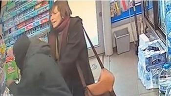 امرأة شجاعة تتصدى للص حاول سرقة متجر (فيديو)