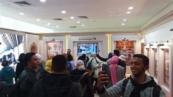 إقبال جمهور معرض الكتاب على جناح مدينة الفنون والثقافة وتمثال نجيب محفوظ (صور)