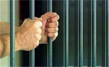 «عاكس أخته».. حبس طالب لاعتدائه على آخر في سوهاج