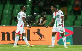بوركينا فاسو يسجل الهدف الأول في الكاميرون بأمم أفريقيا  