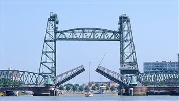 «هيغرقوه بالبيض».. يخت بيزوس يتسبب في تفكيك جسر تاريخي بهولندا