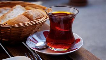 هل شرب الشاي مع وجبات الطعام غير صحي.. وما هو أفضل وقت له؟