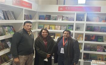غادة جبارة تتفقد جناح أكاديمية الفنون بمعرض الكتاب