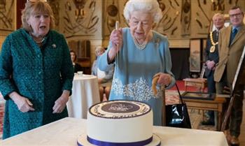 الملكة إليزابيث تمازح ضيوفها بـ "كعكة" فى احتفالات اليوبيل البلاتينى..فيديو