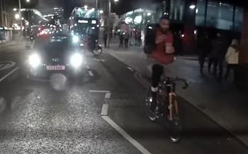 قائد دراجة يلتقط "سيلفى" بوسط الطريق في لندن .. (فيديو)