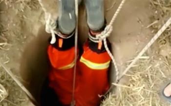بعد فاجعة «ريان».. فيديو قديم يرصد أسرع طريقة لإنقاذ طفل صيني سقط في بئر