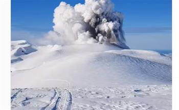 روسية محظوظة تصوّر لحظة استيقاظ بركان إيبيكو (فيديو)