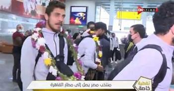 استقبال لاعبي منتخب مصر بالورود في مطار القاهرة  