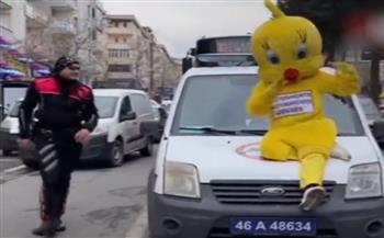 بملابس "تويتي" وحركات مرحة.. تركي يمازح رجال الشرطة ورد فعلهم مفاجأة (فيديو)