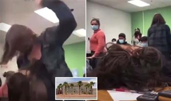 طالبة أمريكية تضرب زميلتها بلكمات عنيفة تتسبب فى إغمائها.. ورد فعل صادم لمعلمة (فيديو)