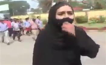 مسلمة هندية تتعرض لواقعة تنمّر واضطهاد داخل الحرم الجامعي (فيديو)
