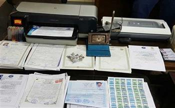 ضبط صاحب مكتب للخدمات الحكومية في بورسعيد بتهمة تزوير محررات رسمية