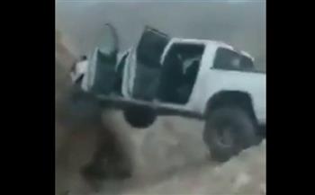 علقت سيارته في الهواء بين صخرتين.. عماني ينجو من الموت بأعجوبة (فيديو)
