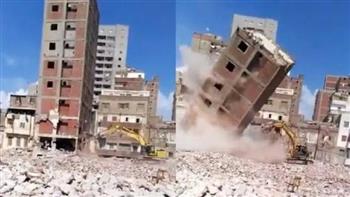 انهيار مبنى يدفن «حفار» تحت أنقاضه.. ومسئول سعودي ترد (فيديو)
