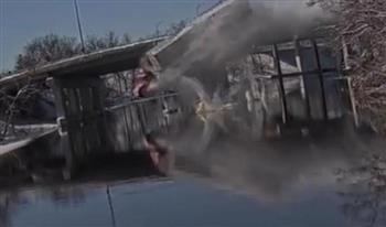 غرقت في لحظات.. سقوط مروع لشاحنة من ارتفاع شاهق في نهر (فيديو)