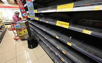 سكان هونج كونج يفرغون محلات السوبر ماركت وسط أنباء عن فرض إغلاق شامل