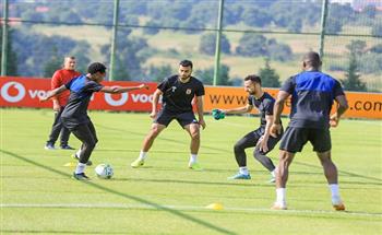 موسيمانى يعقد جلسة قصيرة مع لاعبي الأهلي استعدادًا لمواجهة صن داونز
