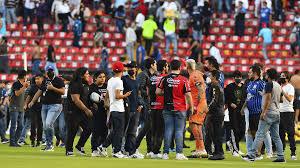 اعتقال 17 شخصا على صلة بأحداث عنف في مباراة كيريتارو وأطلس بالدوري المكسيكي