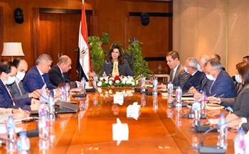 وزيرة الهجرة تتابع التحضيرات النهائية لمؤتمر «مصر تستطيع بالصناعة»