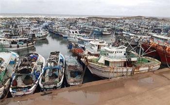 كفر الشيخ: توقف حركة الصيد بميناء البرلس لارتفاع الأمواج