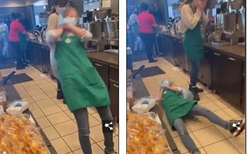 عاملة فى مقهى شهير تتعرض لموقف طريف أثناء حمل كيس القهوة (فيديو)
