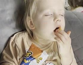 «عايزة شيبسي».. طفلة تقاوم النوم لتتناول رقائق البطاطس 