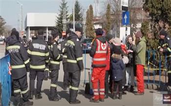 لاجئو أوكرانيا ينتظرون العبور إلى الحدود الرومانية (فيديو)