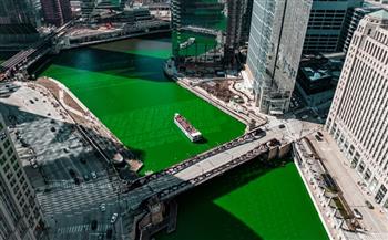 لسبب ديني.. نهر أمريكي يتحول إلى اللون الأخضر (فيديو)