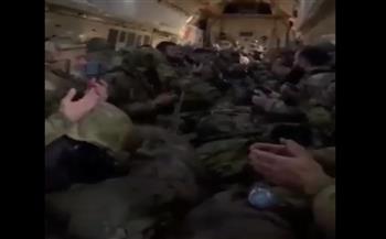 جنود شيشان ينشدون الابتهالات الدينية أثناء نقلهم للقتال بأوكرانيا (فيديو)
