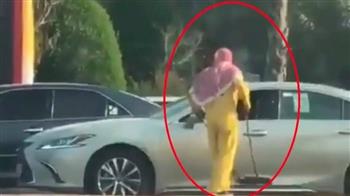 عامل نظافة يتسول بطريقة مبتكرة في شوارع السعودية (فيديو)