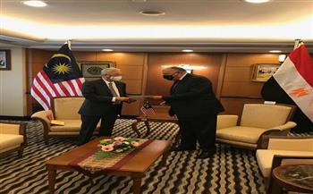 «شكري» يسلم رئيس الوزراء الماليزي رسالة من الرئيس السيسي