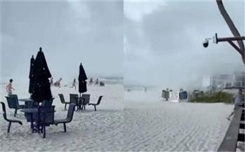 فيديو.. موجة صغيرة تتحول لإعصار مخيف وتبتلع رواد شاطئ فلوريدا