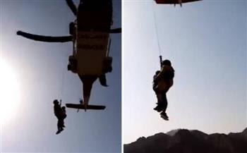 "شعرت بالتعب".. لحظة إنقاذ متسلقة جبال في الإمارات (فيديو)