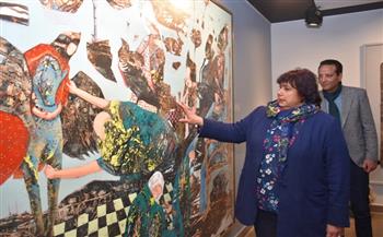 وزيرة الثقافة تتفقد الإصدار الأول من معرض المشهد بمجمع الفنون (صور)