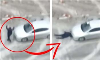 جنود روس يقتلون مدنيا رفع يديه أمام سيارته (فيديو)