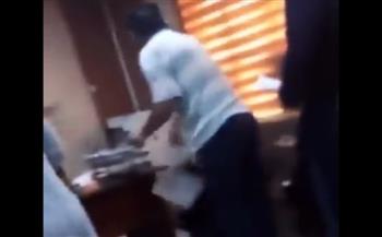 بعد رسوب ابنتيه.. عراقي يعتدي على مُعلّمة داخل المدرسة (فيديو)